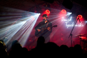 Dawid Tyszkowski "Nadal nie śpię" w Piwnicach TCK - Na scenie Dawid Tyszkowski