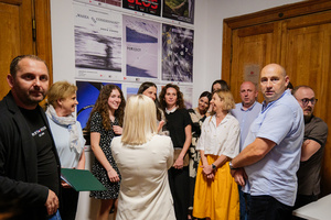 Wernisaże dzień po dniu: zbiorowa wystawa uczestników grupy otwARTej Pracowni Fotograficznej - Publiczność podczas otwarcia wystawy zbiorowej.