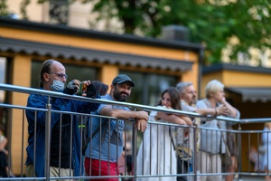 Koncert: "Ballady na głos i gitarę" - Łucja Kania - Amfiteatralna publiczność wsłuchująca się w piosenki w wykonaniu Łucji Kani