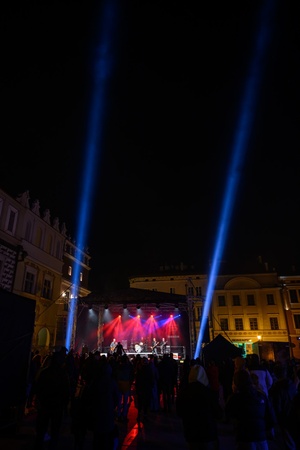 Koncert: 33. tarnowski finał WOŚP - Koncertowe ujęcie z perspektywy ul. Katedralnej na rynkową scenę