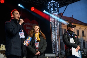 Koncert: 33. tarnowski finał WOŚP - Na scenie od lewej: Prezydent Tarnowa Jakub Kwaśny, przedstawicielka tarnowskiego sztabu WOŚP Agata Grudzień-Strama, prowadzący koncert Kamil Morydz