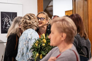 Wernisaże dzień po dniu: Monika Fryś-Żurek / Bogdan Litwora - Monika Fryś-Żurek przyjmująca gratulacje