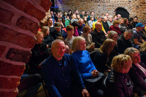 Koncert: Dikanda - Publiczność gromadząca się w Piwnicach TCK