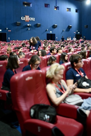 Sala kinowa wypełniona jurorami młodzieżowymi Giffoni Film Festival
