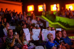 Folk na Starówce: PotOCK - Zasłuchana publiczność żywo reagująca na muzykę zespołu PotOCK