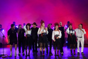 Folk na Starówce: PotOCK - Na scenie zespół PotOCK kłaniający się tarnowskiej publiczności po koncercie