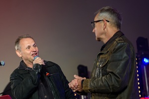 Koncert: Rock na Starówce - Na scenie pomysłodawca koncertu Paweł Mazur i przewodniczący Rady Osiedla Nr 1 Starówka Ryszard Żądło zapraszający widzów na koncert