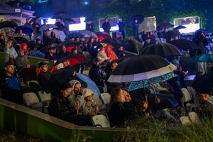 Koncert: Rock na Starówce - Mimo deszczowej pogody publiczność zasłuchana w koncercie