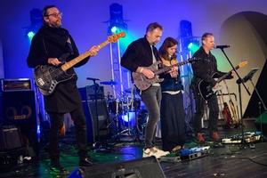 Koncert: Rock na Starówce - Na scenie (od prawej) grający na gitarze Paweł Mazur, śpiewająca Milena Łącka, grający na gitarze Łukasz Zapała, grający na basie Jerzy Kobra Drobot