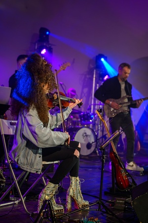 Koncert: Rock na Starówce - Na amfiteatralnej scenie grający zespół PePeSza
